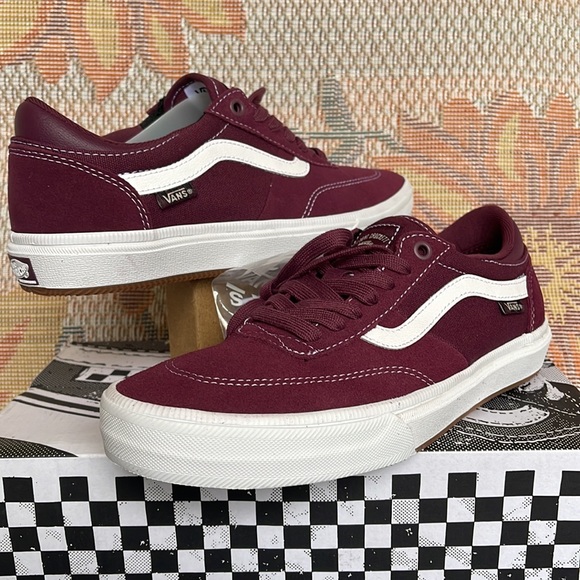 Vans WMNS Gilbert Crockett
Mauve Wine
VN0A5JIFALO
Sneakers - Picture 9 of 16